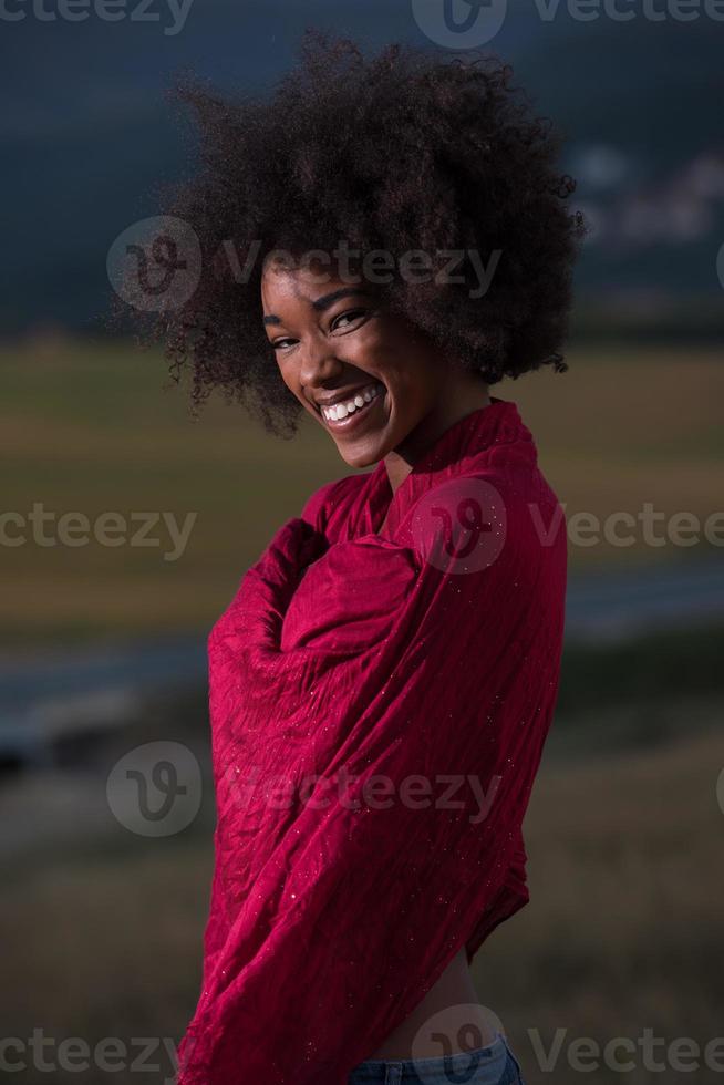 all'aperto ritratto di un' nero donna con un' sciarpa foto