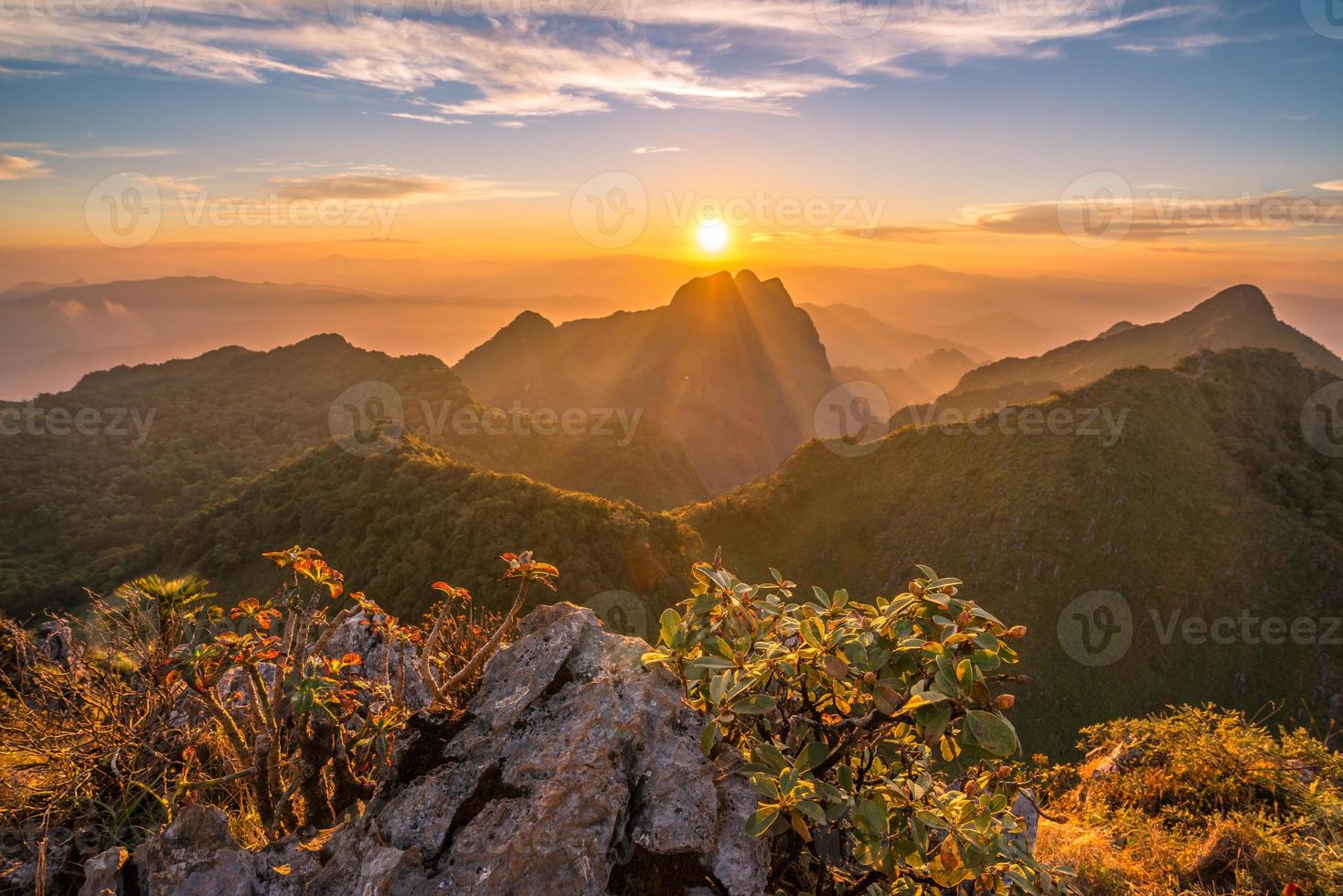 il bellissimo tramonto al di sopra di doi luang chiangdao il terzo massimo montagne nel Tailandia. foto