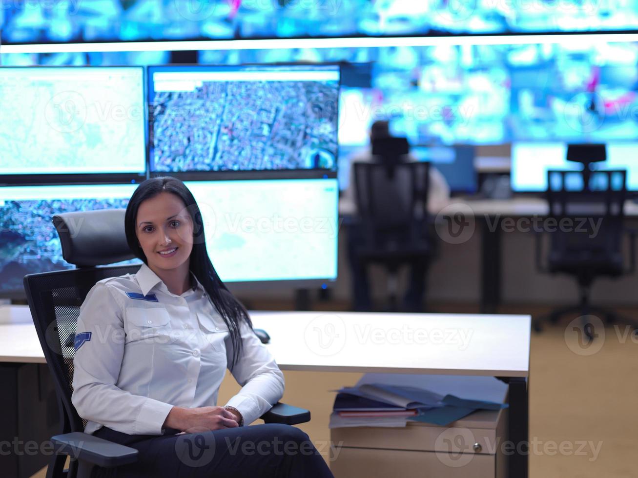 ritratto di femmina operatore nel un' sicurezza dati sistema controllo camera foto
