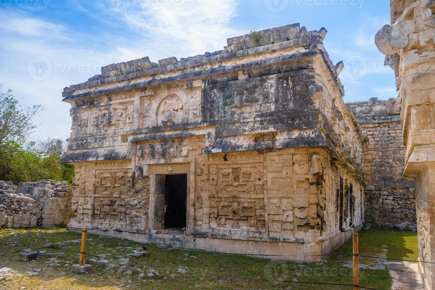 adorare le chiese maya elaborare strutture per il culto al dio della pioggia chaac, complesso monastico, chichen itza, yucatan, messico, civiltà maya foto