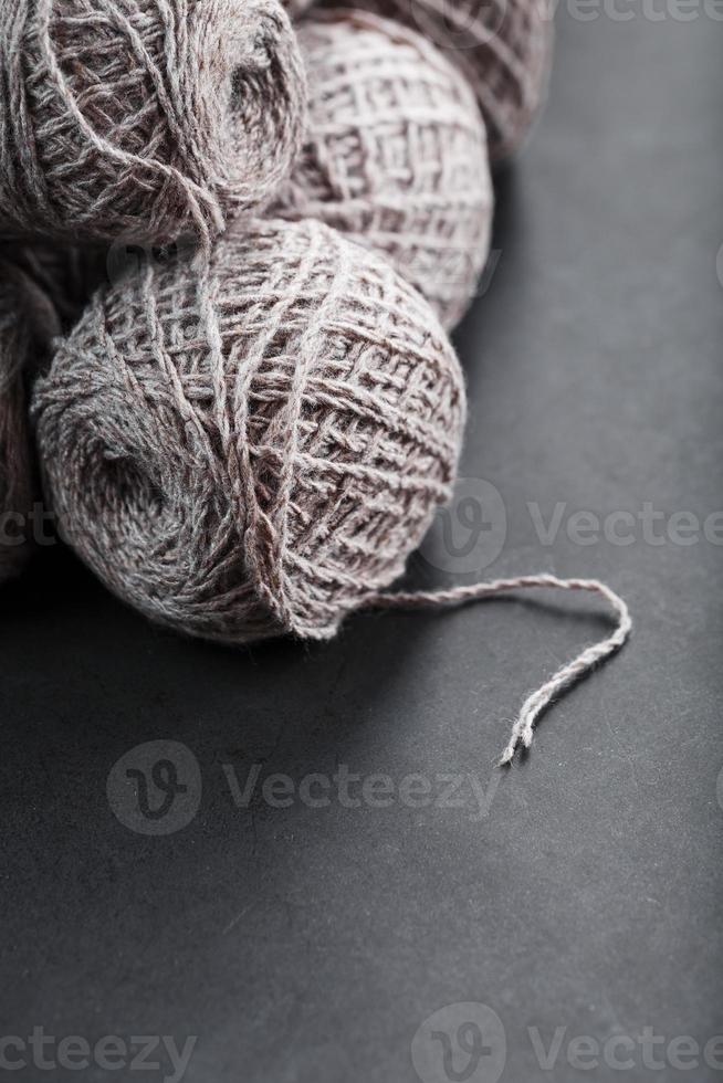 leggero Marrone filato fatto di naturale pecora lana vergine. foto