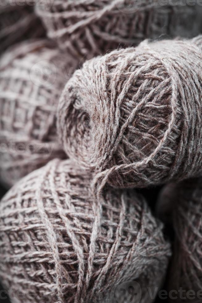 leggero Marrone filato fatto di naturale pecora lana vergine. foto