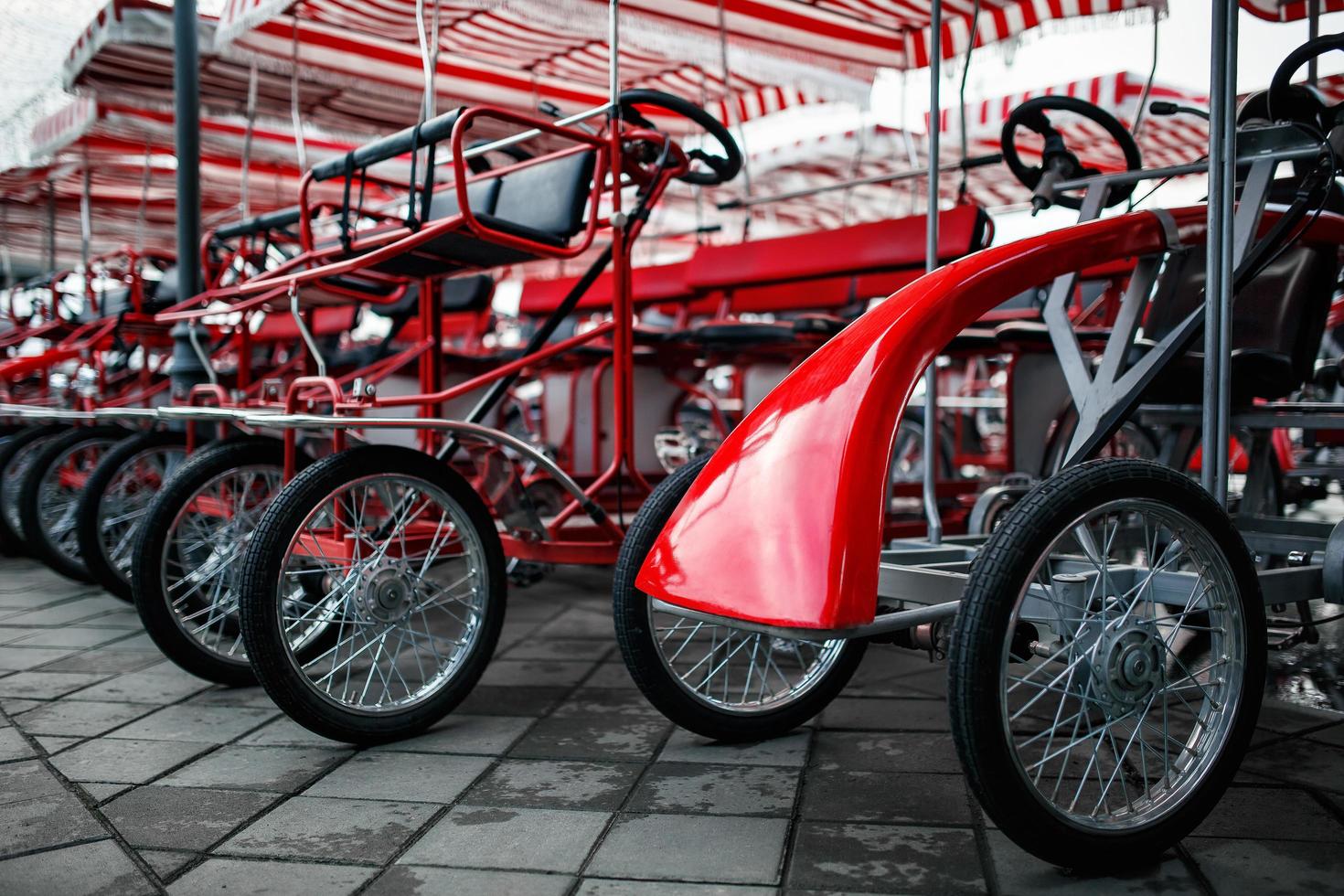 il parcheggio di quattro su ruote biciclette, velomobili foto
