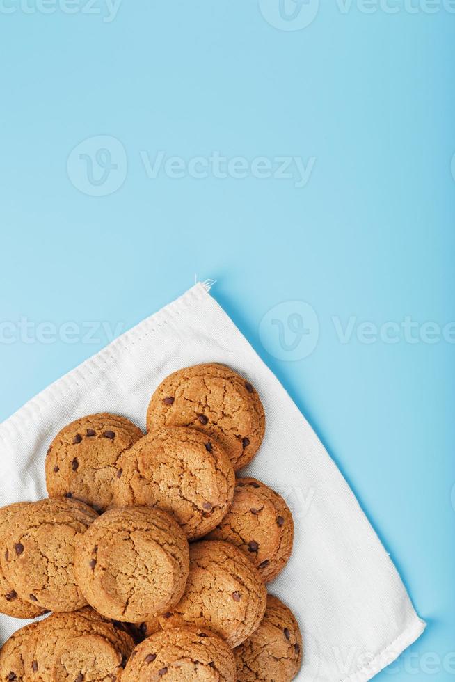 fiocchi d'avena biscotti su un' blu sfondo e un' bianca tovagliolo superiore Visualizza foto