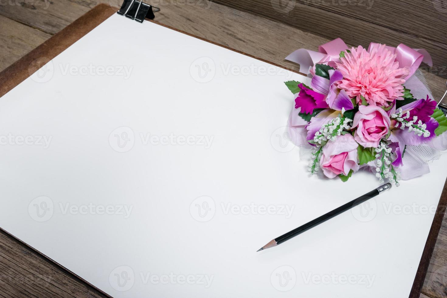 disegno tavola con carta su scrivania foto