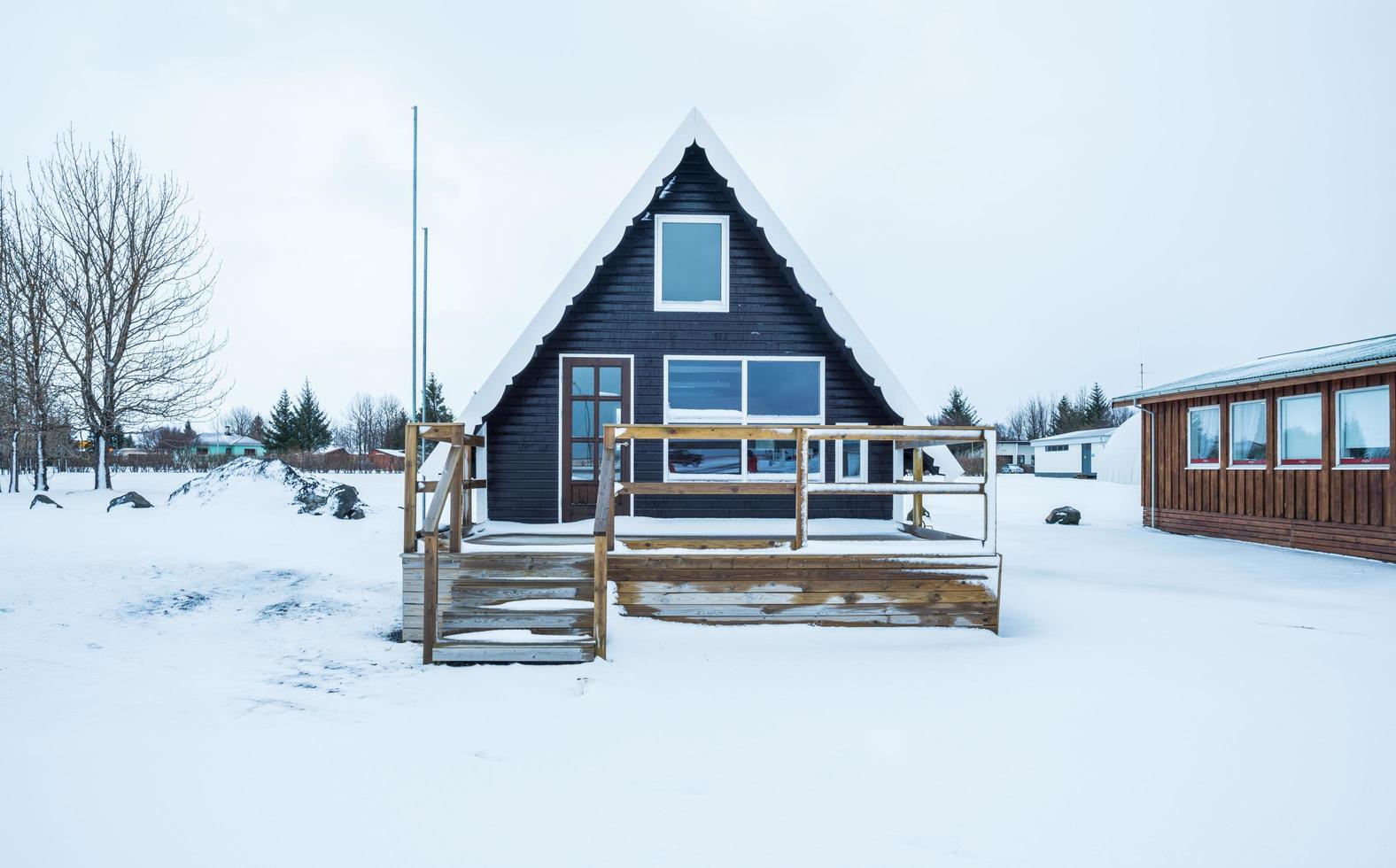 Casa nel scandinavo stile nel il inverno stagione. foto