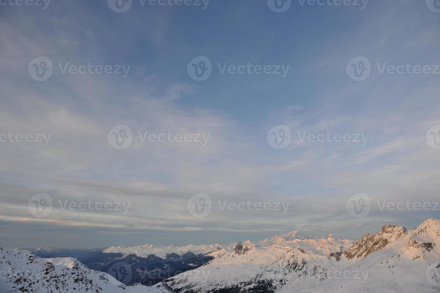 tramonto di neve in montagna foto