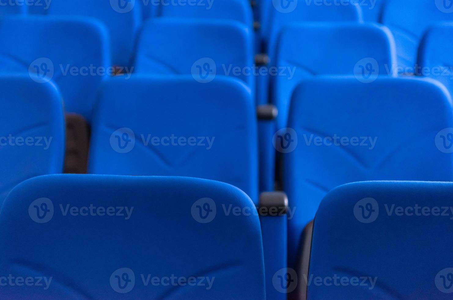 sala con righe di blu posti a sedere foto