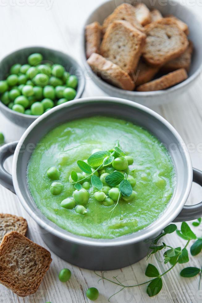 zuppa di verdure fresche a base di piselli foto