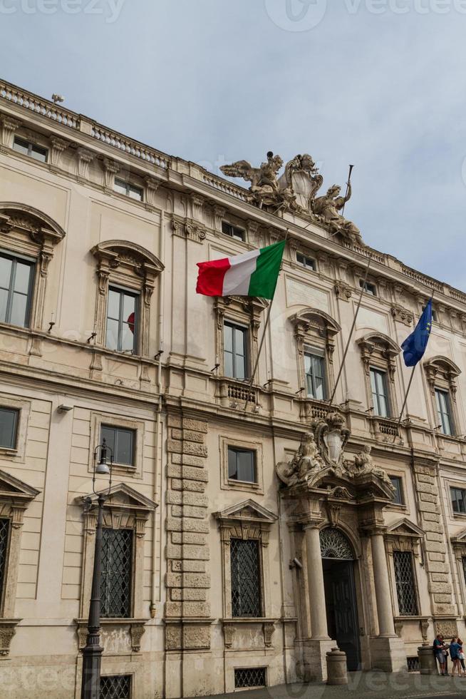 roma, palazzo consulta in piazza del quirinale. foto