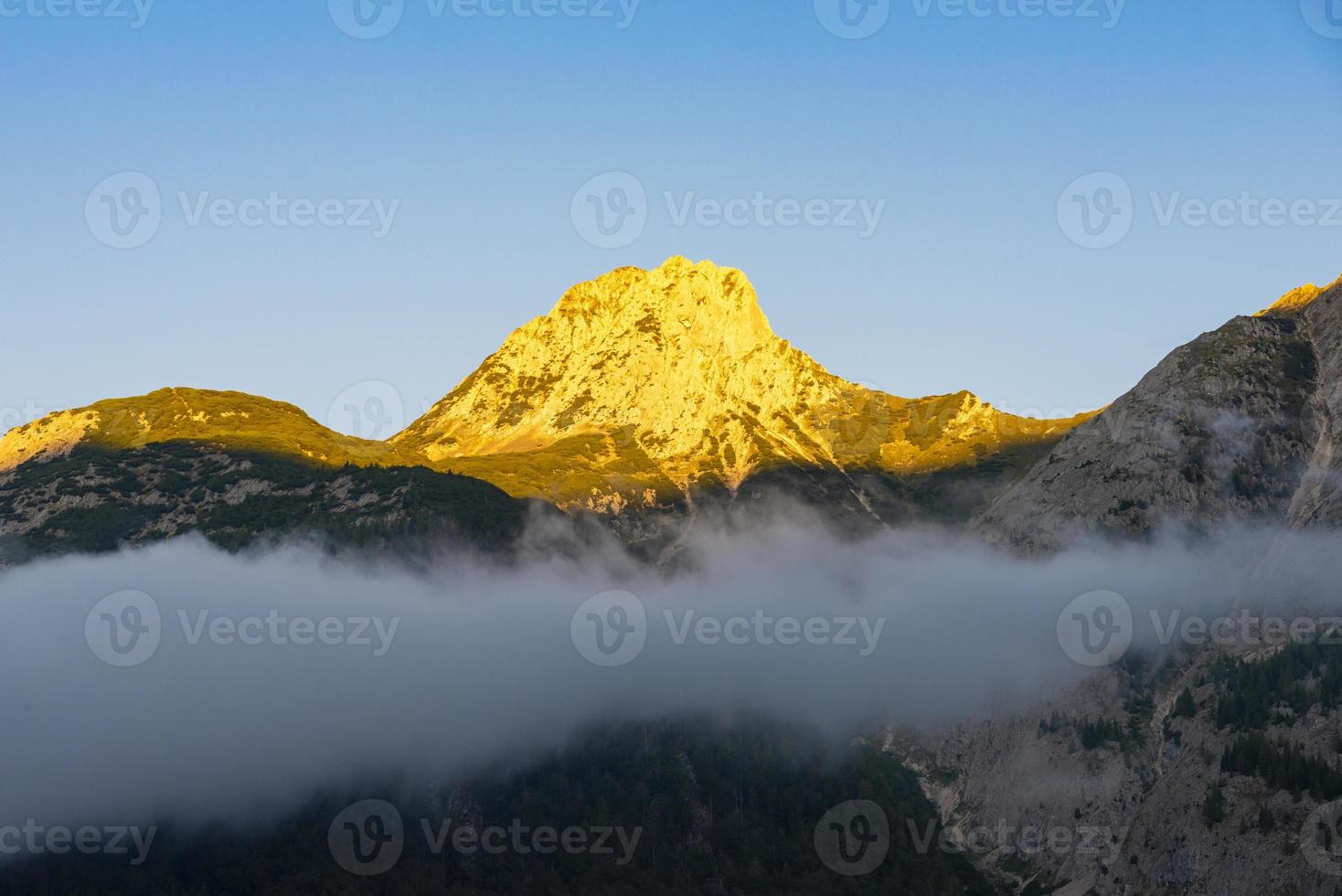 montagna con nebbia foto