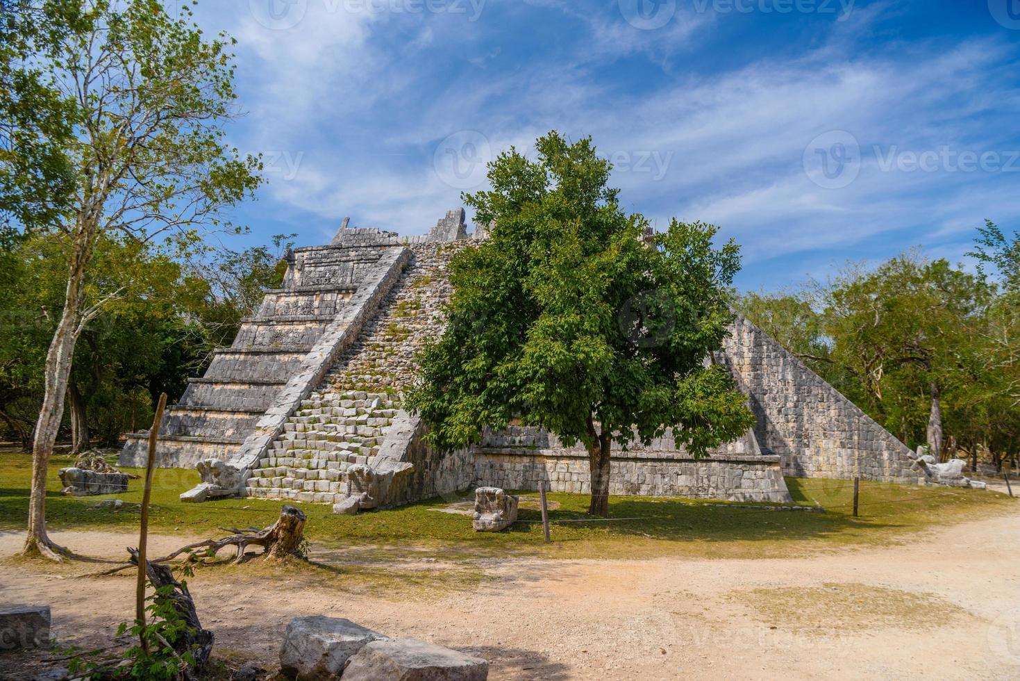 rovine della piramide di el osario, chichen itza, yucatan, messico, civiltà maya foto