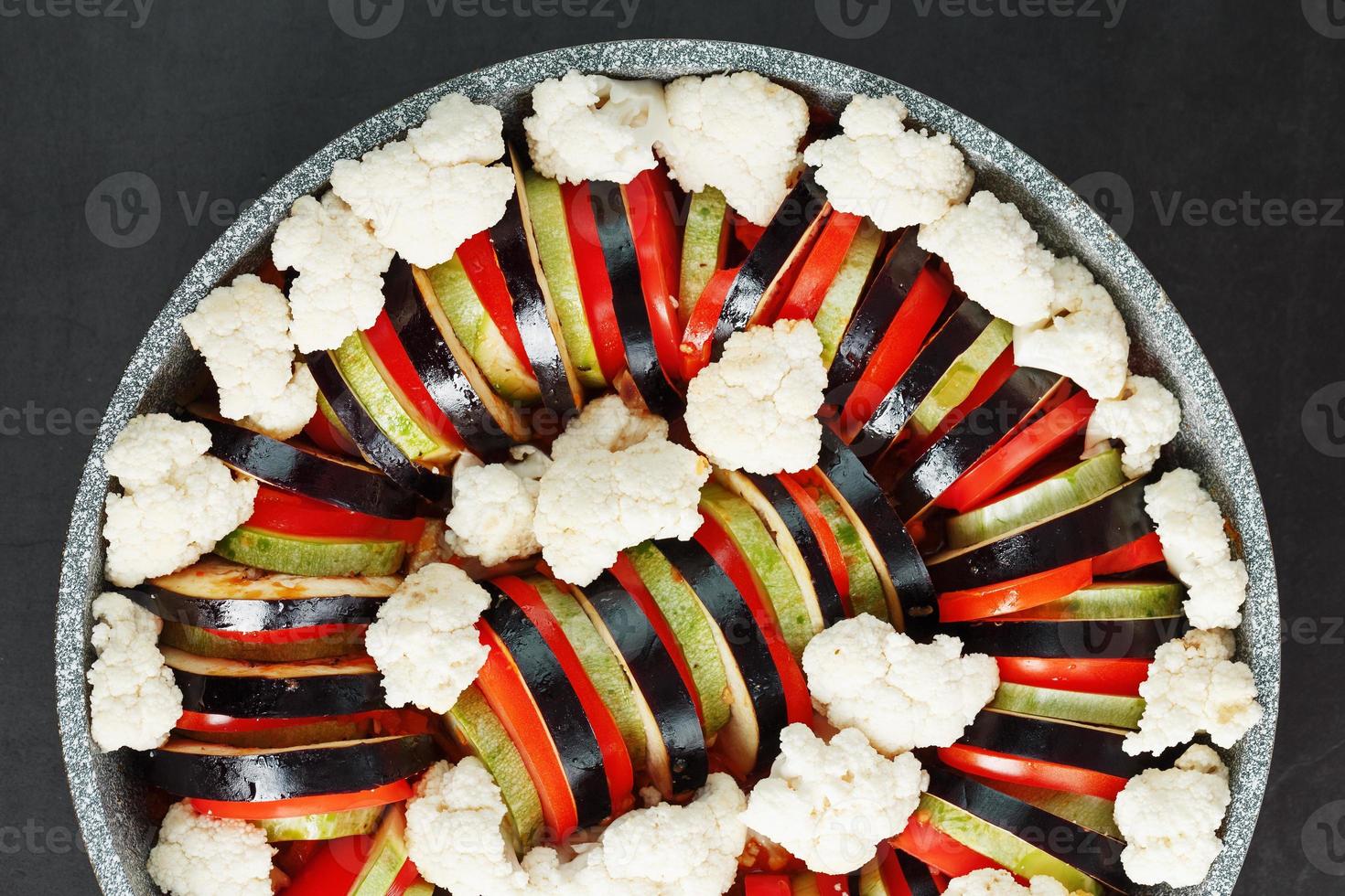 Ratatouille piatto di fresco verdure nel un' frittura padella su un' buio sfondo. foto