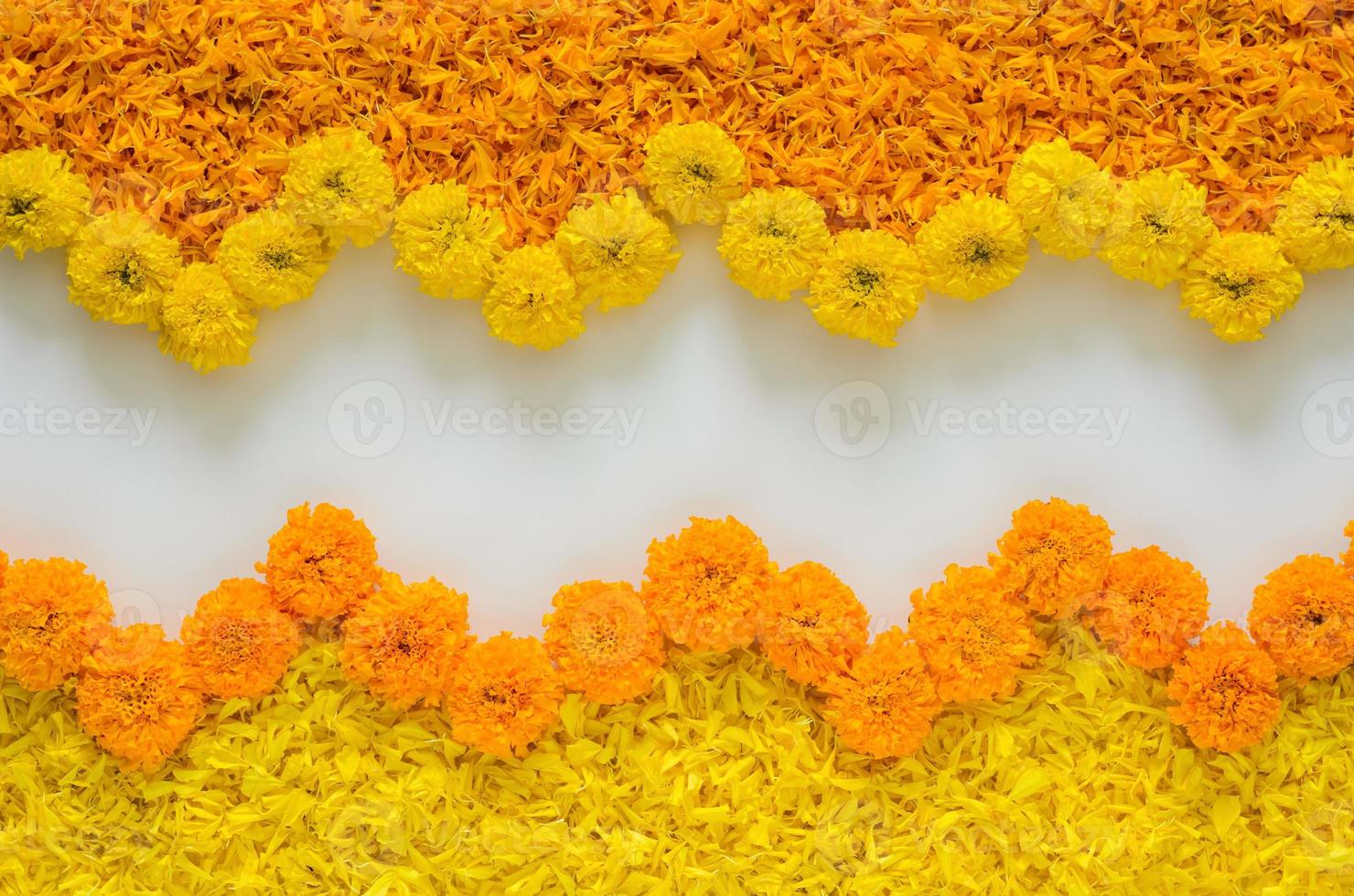 decorativo giallo e arancia colore calendula fiori e petali rangoli per Diwali Festival con bianca spazio sfondo. foto