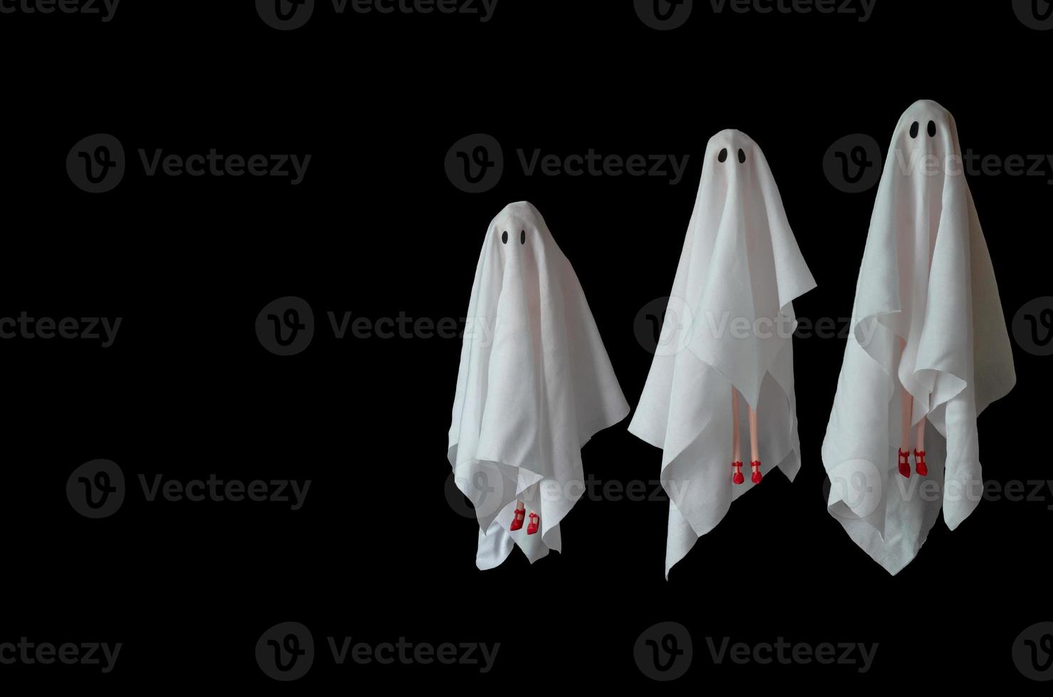 un' gruppo di femmina fantasma bianca foglio costume volante nel il aria con nero sfondo. minimo Halloween pauroso concetto. foto