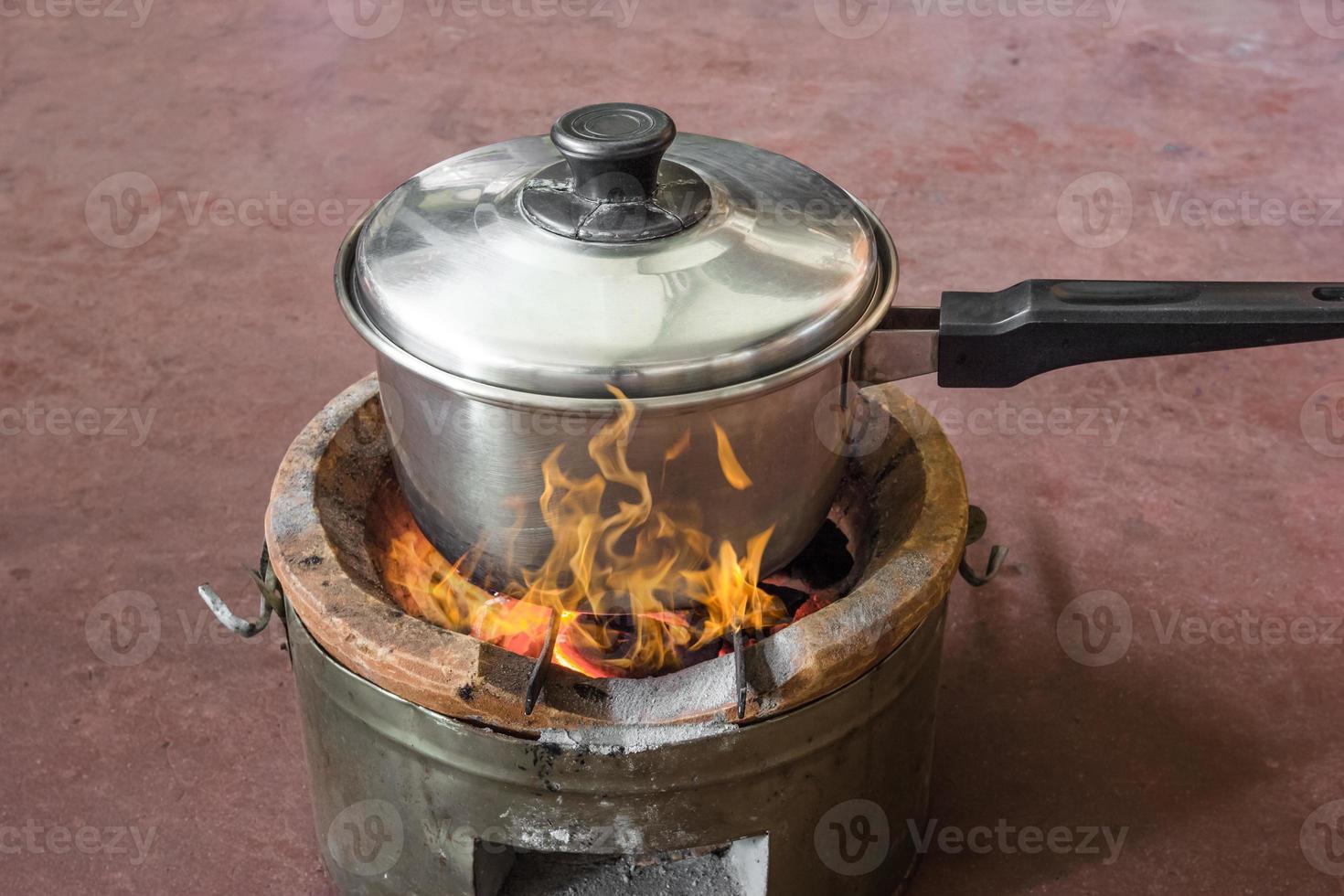 pentola su stufa con fiamma foto