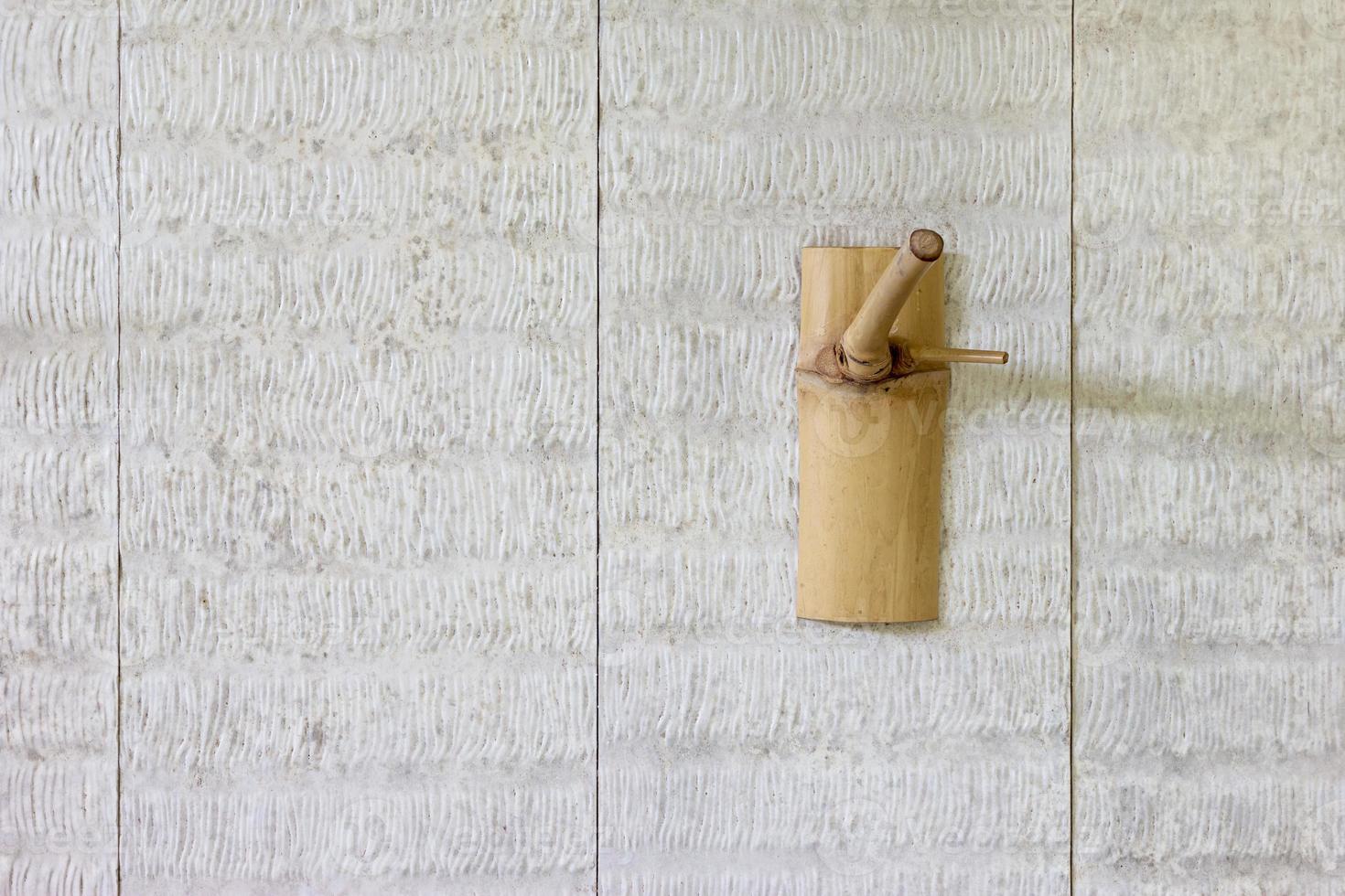 bambù appendiabiti su bianca di legno parete foto