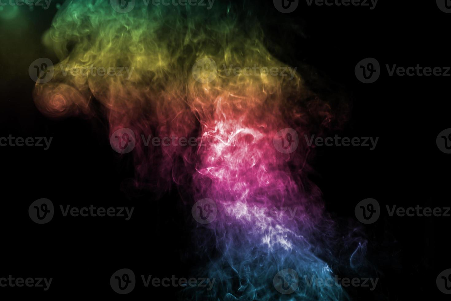 su di messa a fuoco a forma di fumo spettro, nero sfondo foto