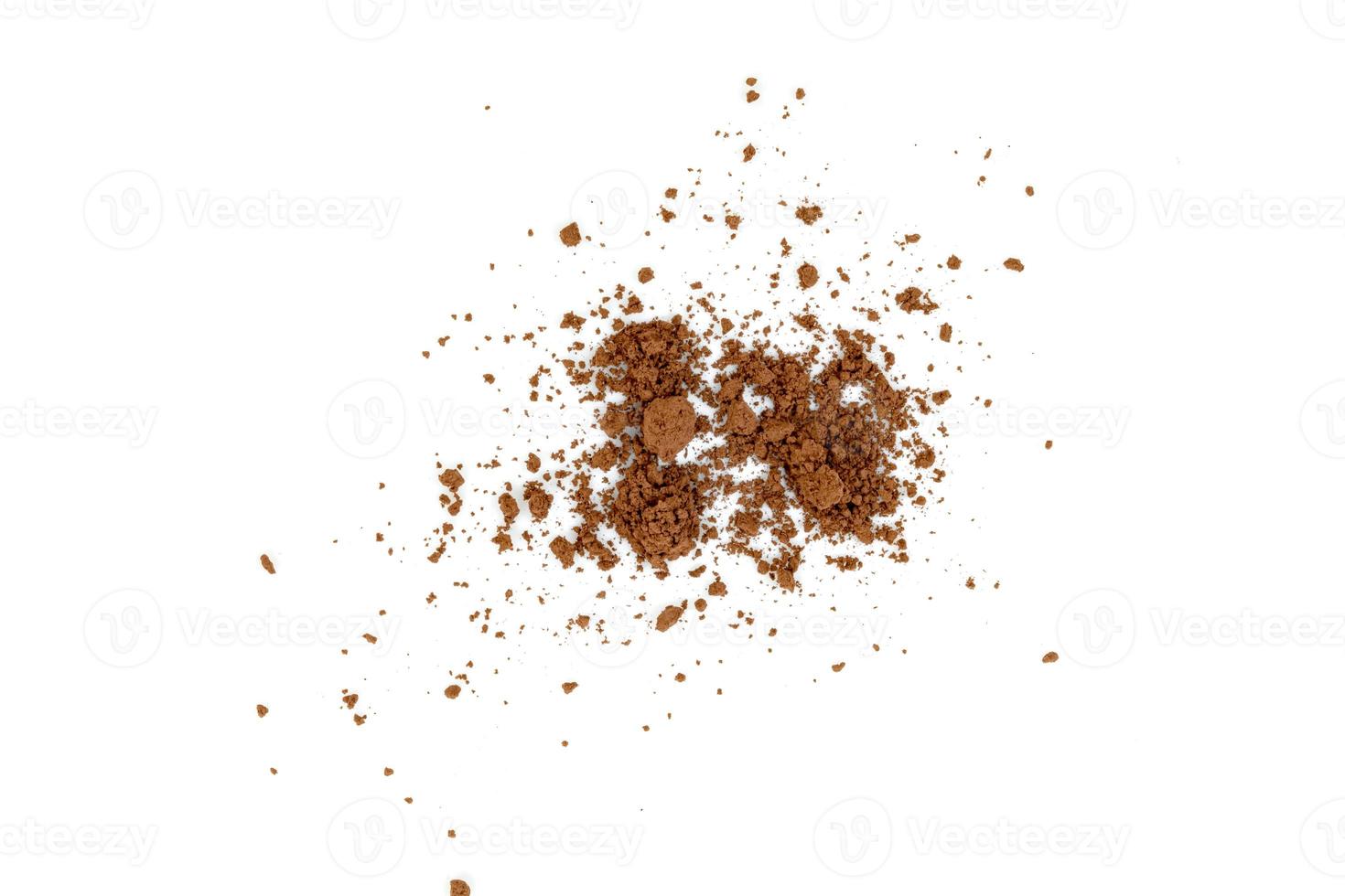 cacao in polvere isolato su sfondo bianco foto