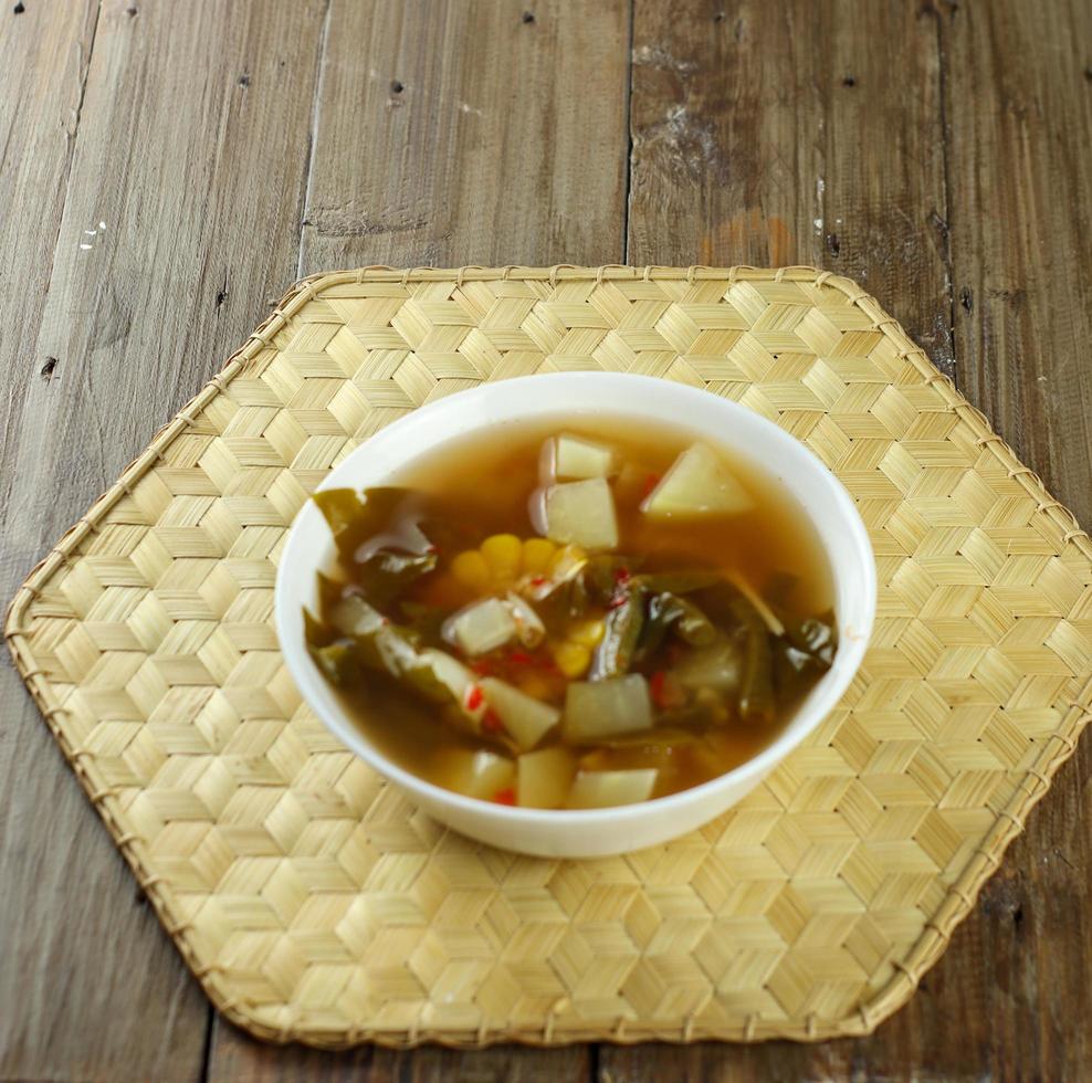 sayur asem o sayur asam è un' popolare indonesiano verdura nel tamarindo la minestra. ingredienti siamo arachidi, jackfruit, giovane le foglie e non pelati semi di melino, bilimbi, chayote fagiolo foto