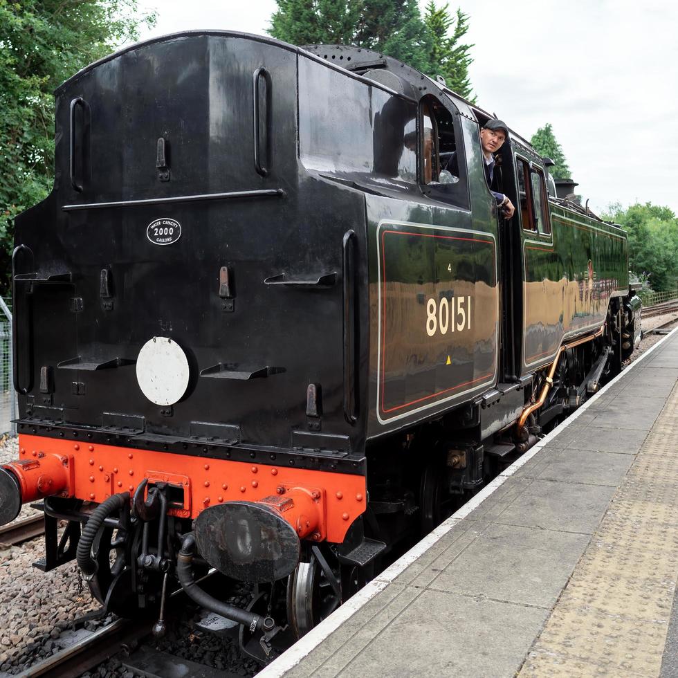 est grinstead, ovest sussex, UK - luglio 13 2022. Visualizza di locomotiva 80151 nel est grinstead su luglio 13, 2022. uno non identificato uomo foto