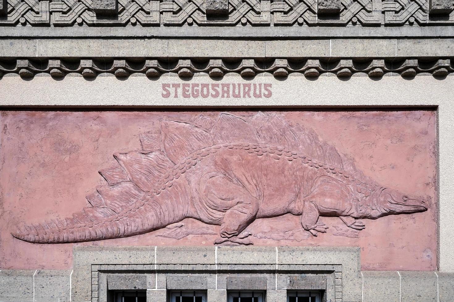 Berlino, Germania, 2014. stegosauro sollievo su il parete al di fuori il zoo nel Berlino foto