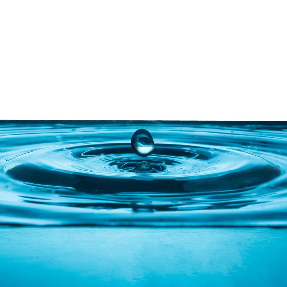 acqua far cadere su acqua superficie, blu onda e bolle sfondo. foto