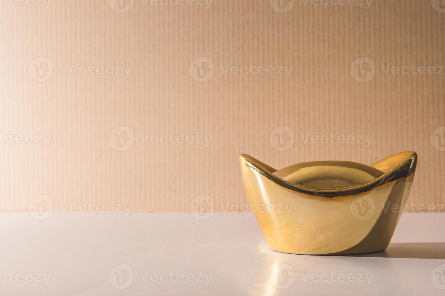 Cinese oro lingotti su il tavolo, gratuito spazio per testo foto