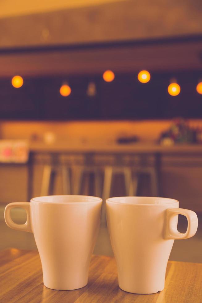 tazza di caffè su il tavolo nel bar. Vintage ▾ tono foto