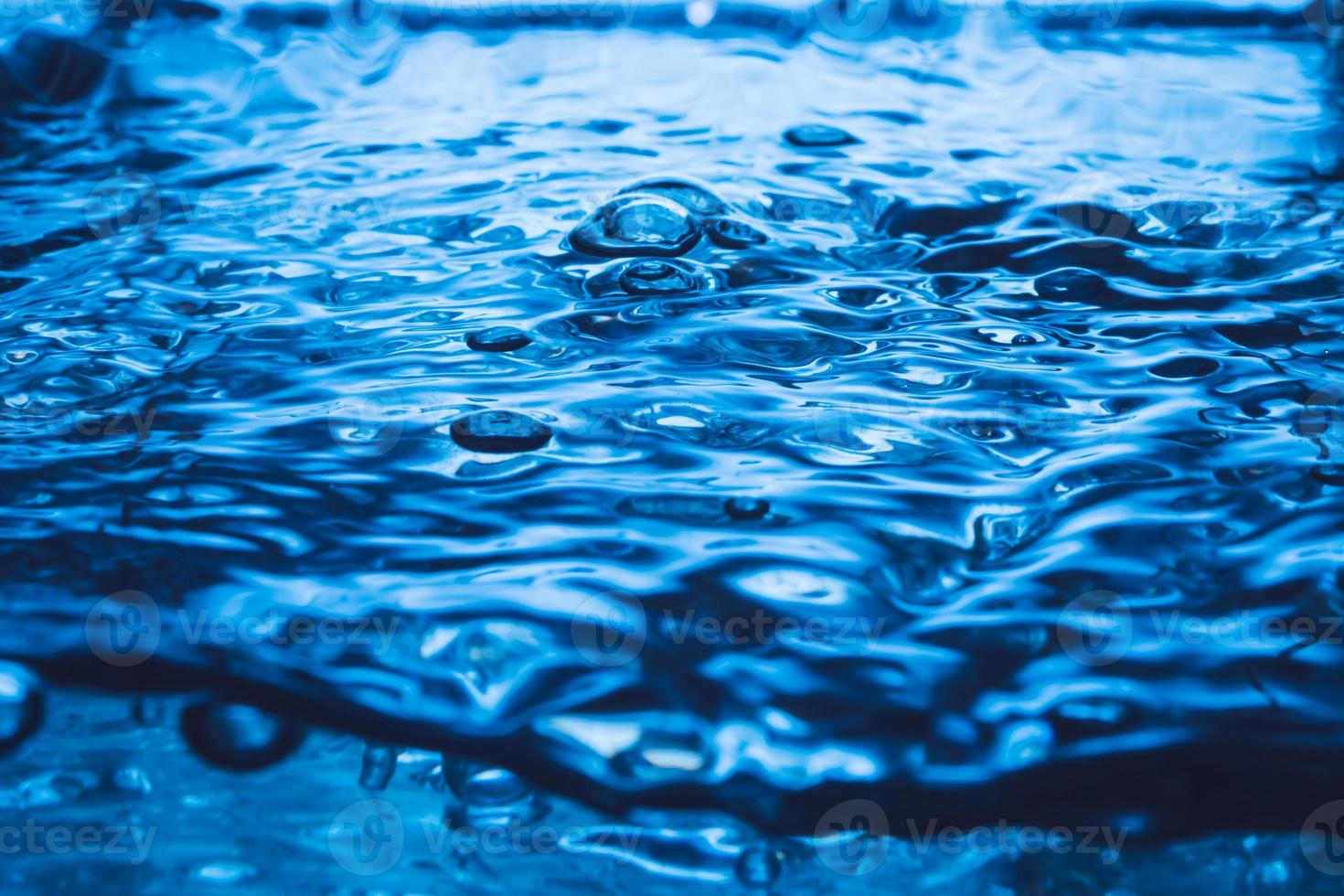 blu onda e bolle su acqua superficie sfondo. foto