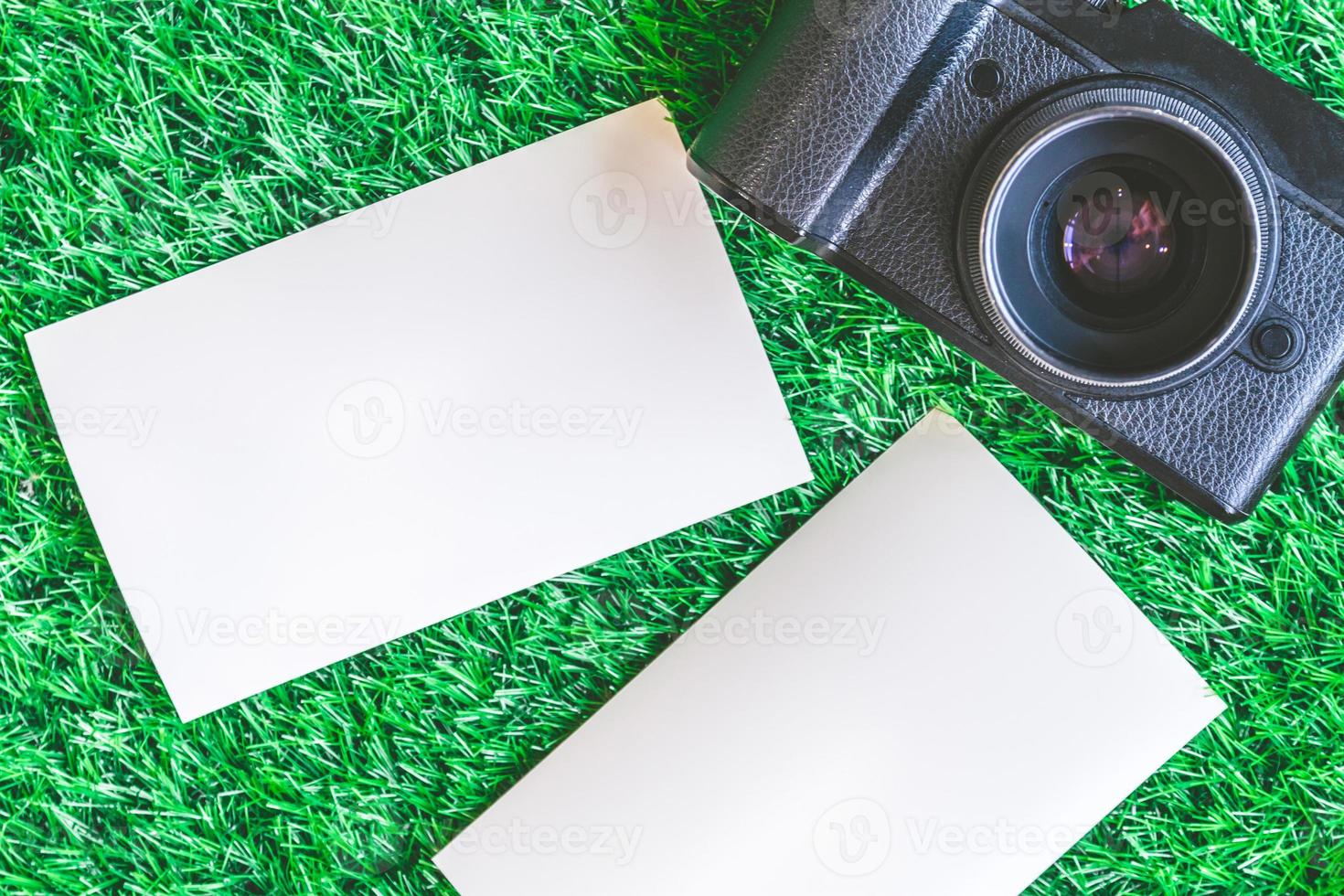 superiore Visualizza di telecamera con vuoto fotografie su verde erba sfondo.