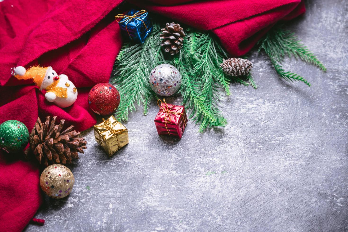 superiore Visualizza di Natale decorazione su grigio grunge sfondo. gratuito spazio per testo foto