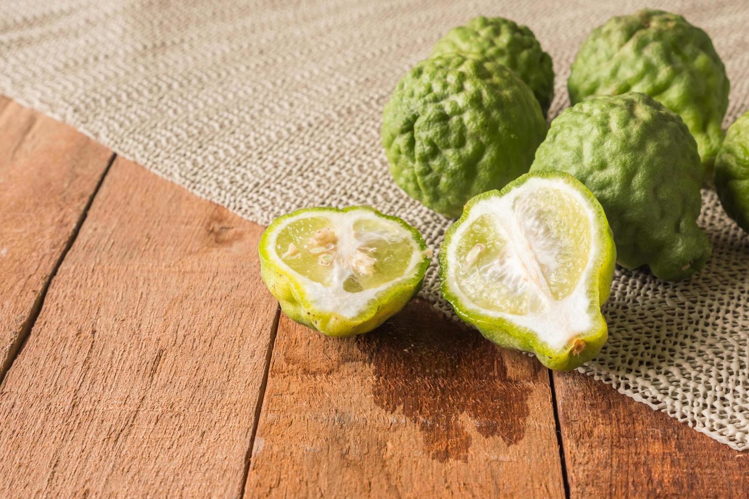 vicino su di bergamotto o kaffir lime su di legno tavolo sfondo. foto