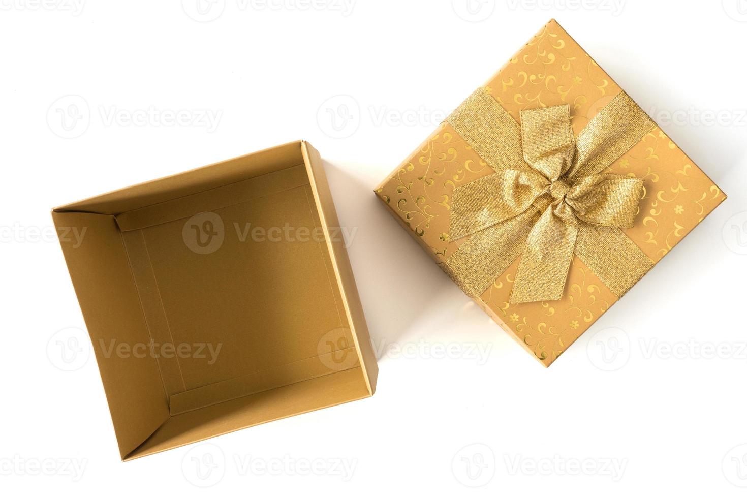 superiore Visualizza di Aperto regalo scatola su un' bianca sfondo. foto