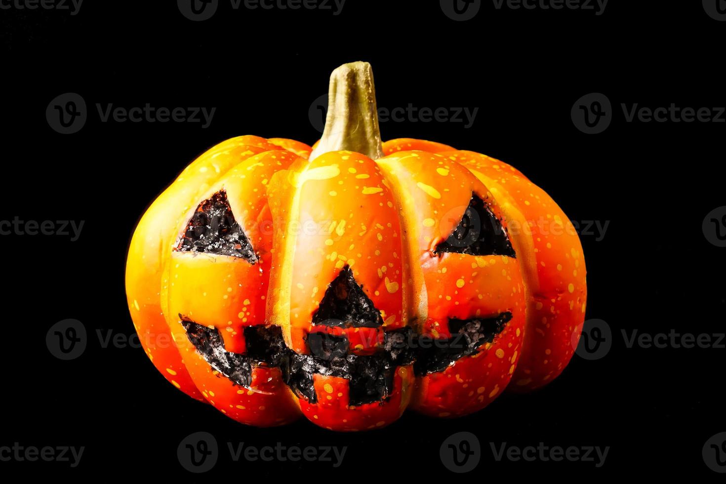 Halloween zucca su un' nero sfondo. foto