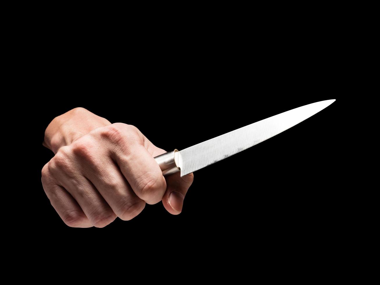 maschio mano Tenere coltello su nero sfondo. foto