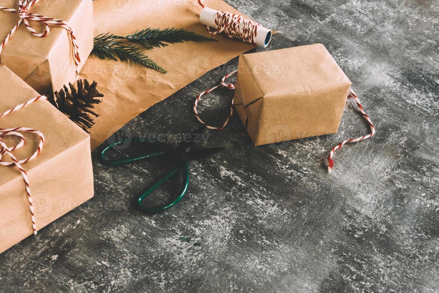 preparazione Natale i regali su grigio grunge sfondo. foto