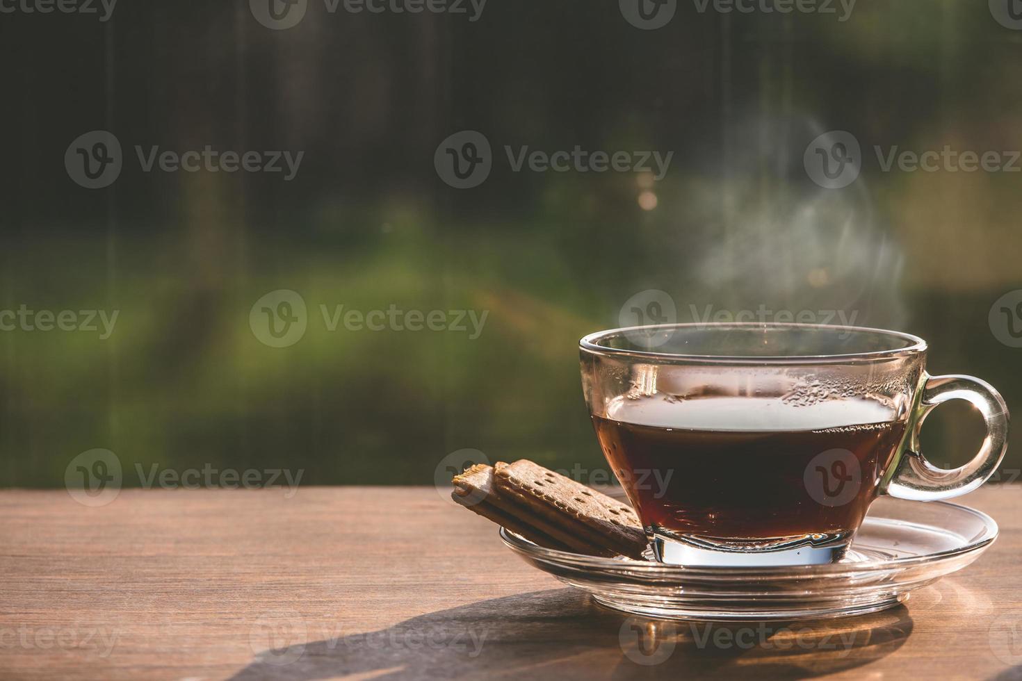 tazza di caffè su il tavolo dentro il finestra, caffè rompere nel il mattina con luce del sole, rilassante e rinfrescante concetti. foto