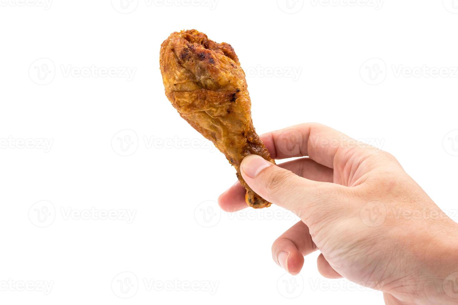 mano Tenere fritte pollo gamba su un' bianca sfondo. foto