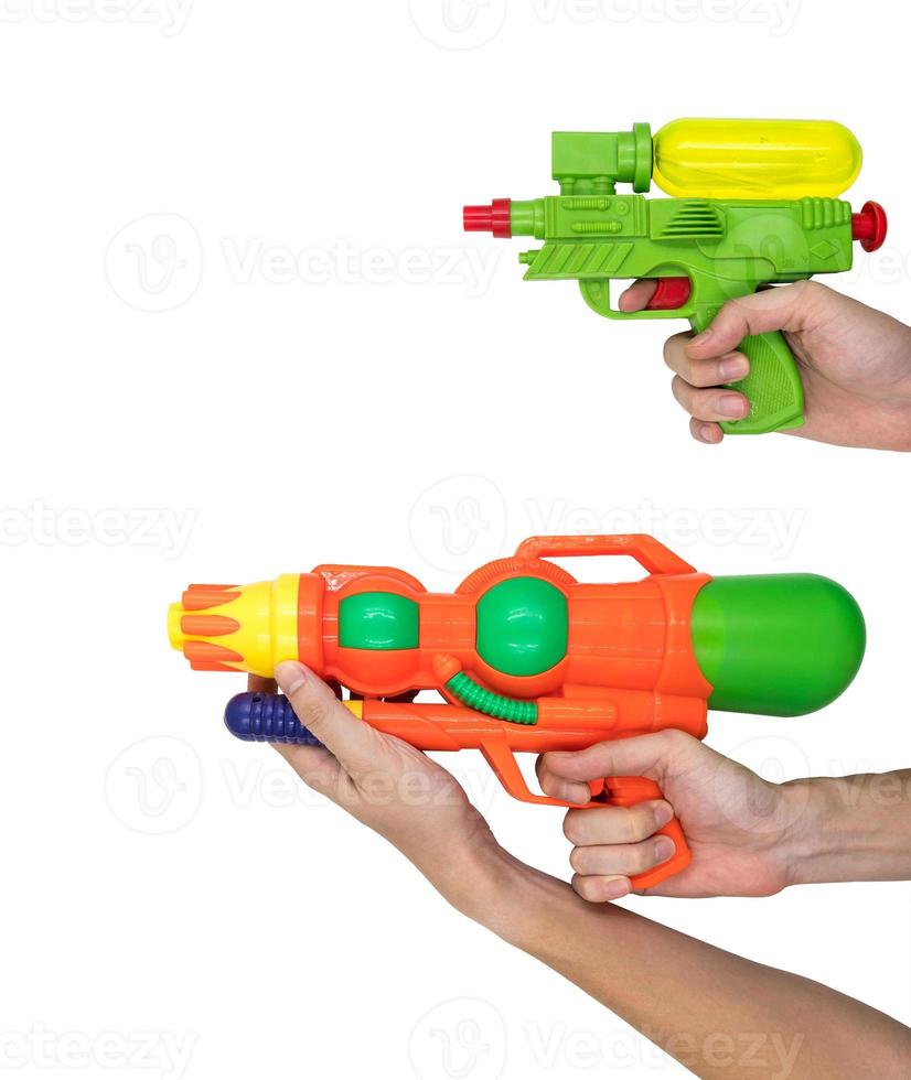 mani Tenere pistola acqua giocattolo su bianca sfondo. foto