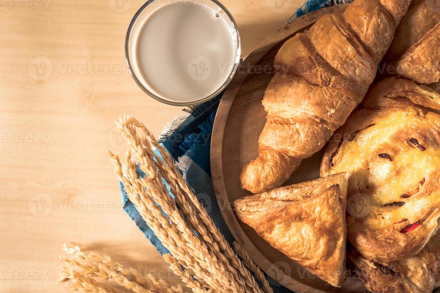 assortimento di pasticcini con latte su di legno tavolo sfondo. superiore Visualizza foto