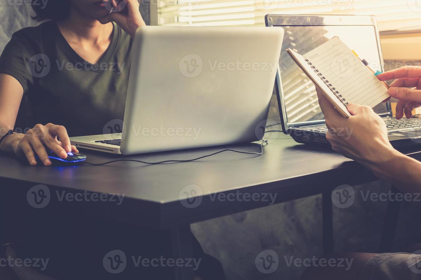 collaboratori Lavorando su il stesso scrivania, essi siamo utilizzando un' computer portatile, Vintage ▾ tono foto