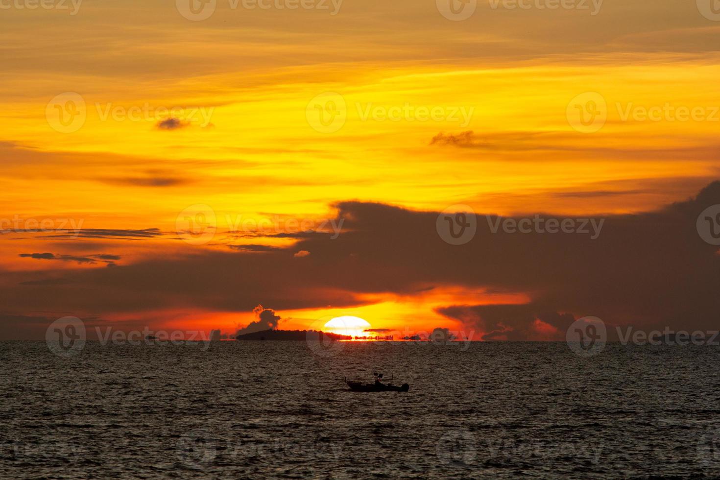 tramonto spiaggia silhouette gratuito stili vacanza, acqua cielo e le persone. foto