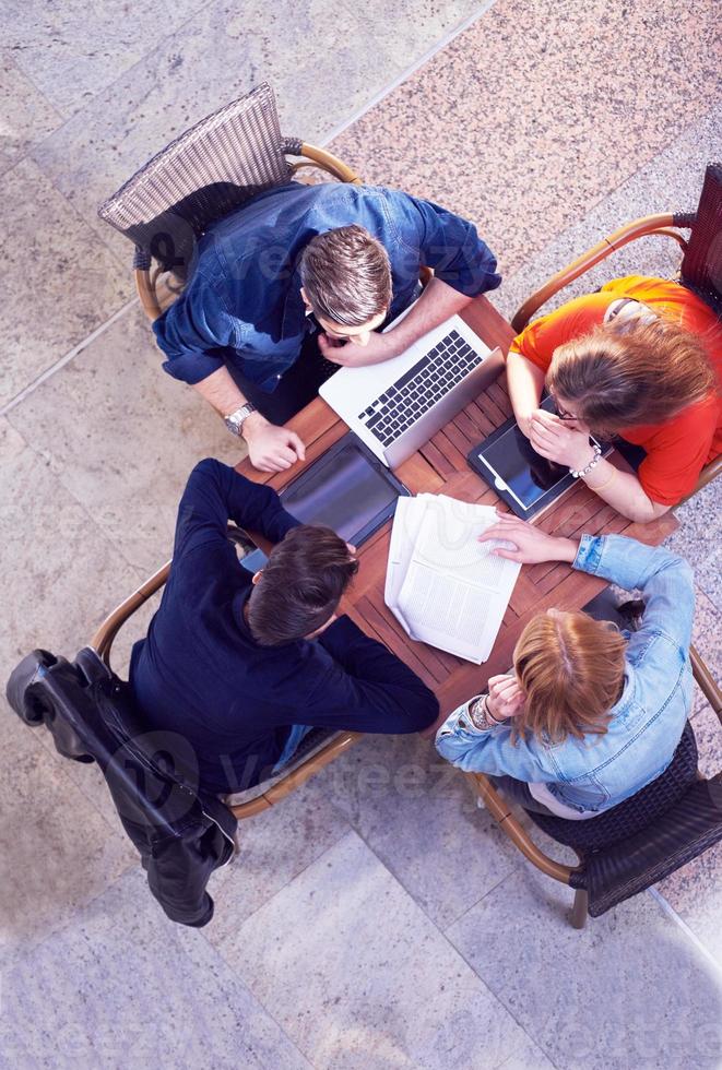 studenti gruppo Lavorando su scuola progetto insieme foto