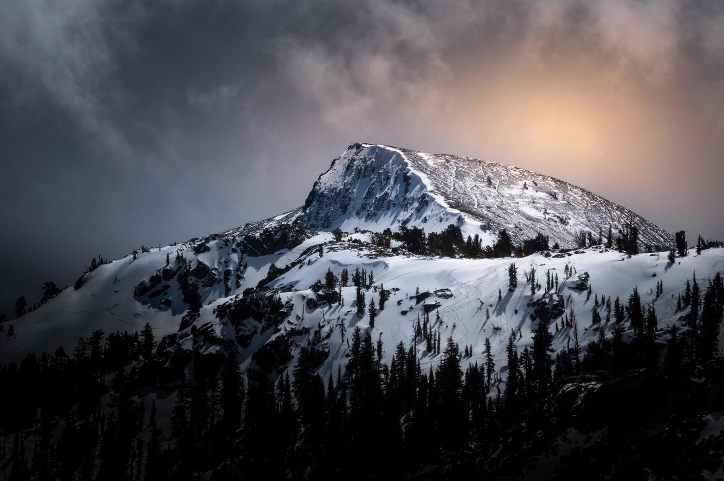 Alba al di sopra di un' nevoso picco nel il bellissimo tahoe nazionale foresta nel settentrionale California. foto