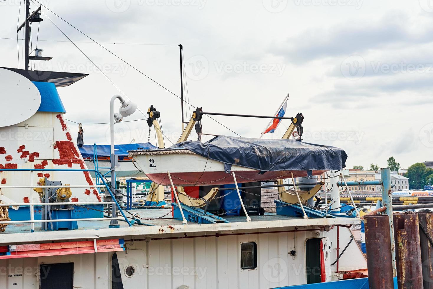 vicino su scialuppa di salvataggio su carico nave nel il porta foto