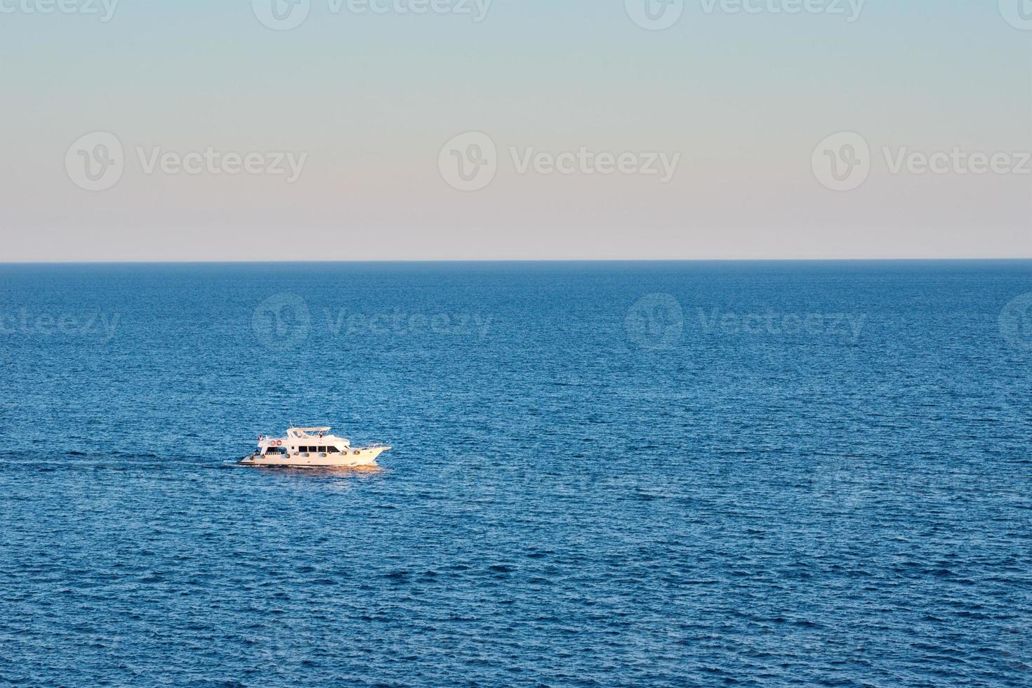 bianca nave nel mare o oceano contro tramonto foto