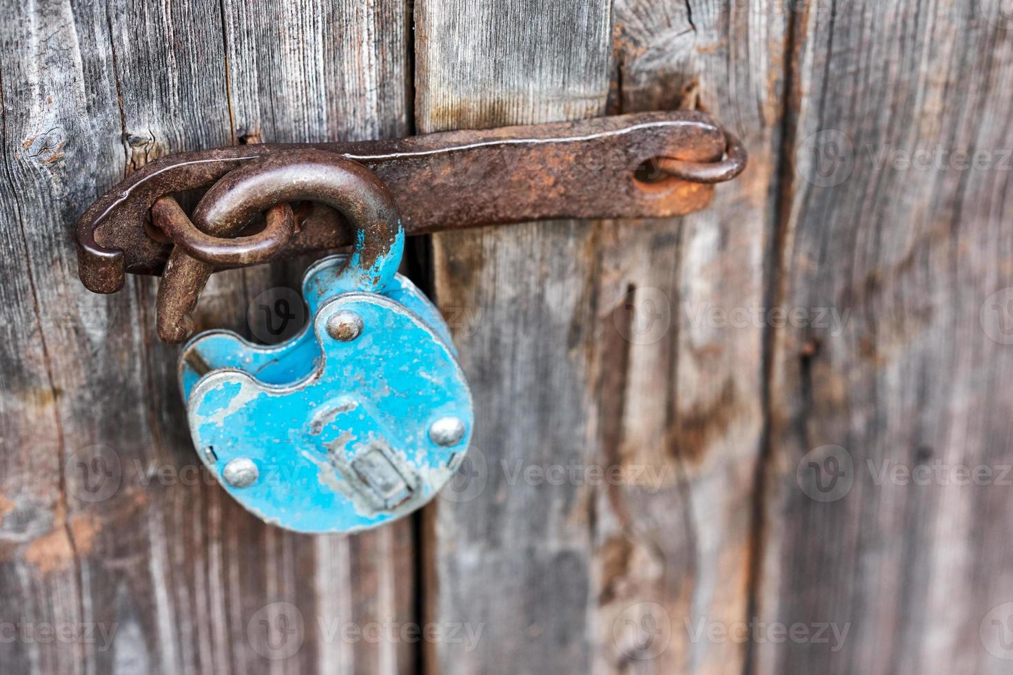blu vecchio arrugginito sbloccato lucchetto su di legno porta foto