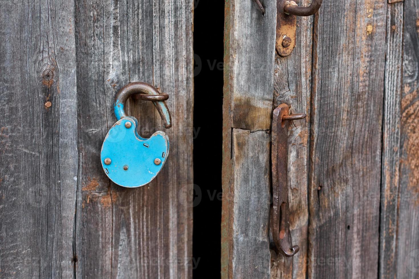 blu vecchio arrugginito sbloccato lucchetto su di legno porta foto