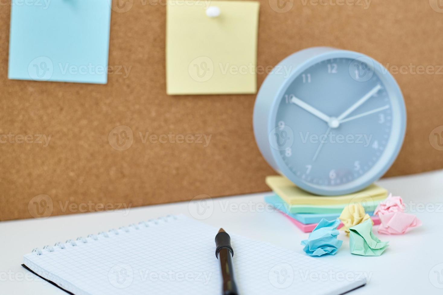 allarme orologio, e sughero tavola con un' appiccicoso Appunti. casa posto di lavoro concetto foto